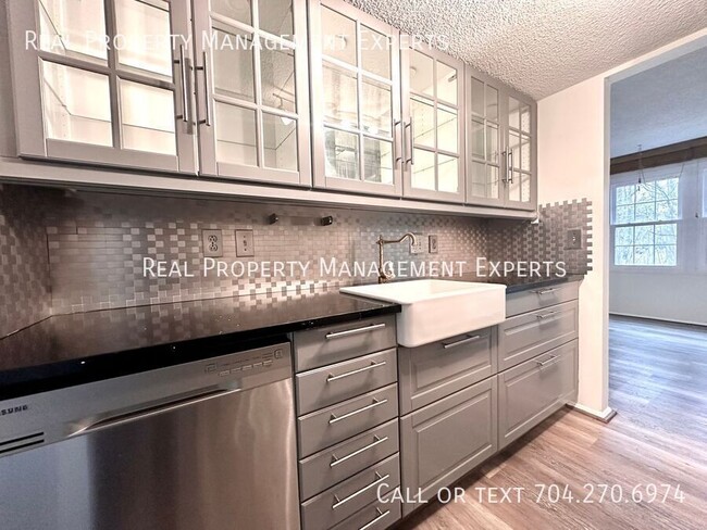 Building Photo - Charming 3BR/2.5BA Townhouse in Charlotte!