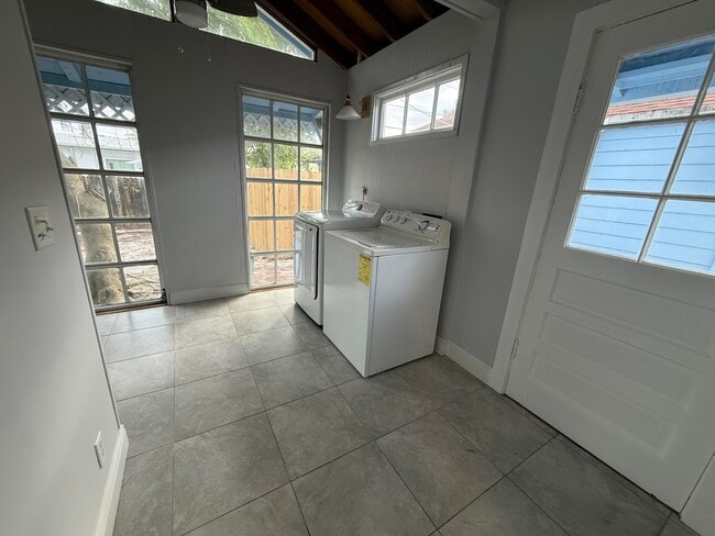 Building Photo - 714 W Lakewood Rd