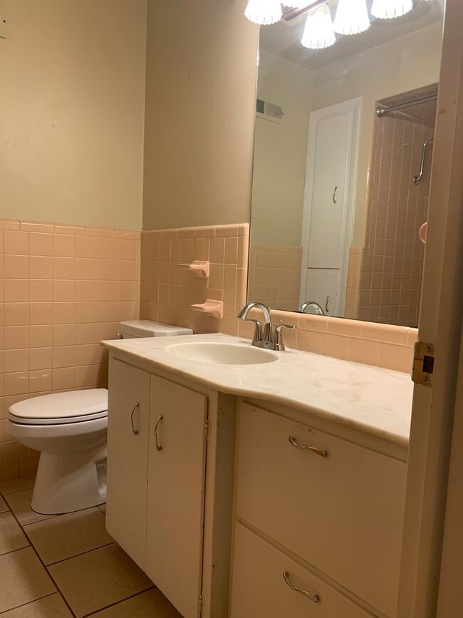 Building Photo - Your Next Home Awaits! 3 Bed/2 Bath Near J...