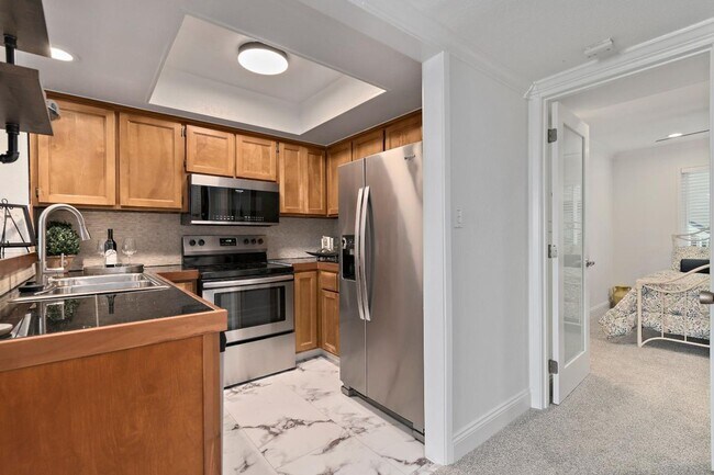 Building Photo - Modern Updated 1 Bedroom 1 Bath Condo with...