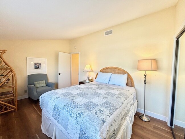 Building Photo - 3949 Ocean Dr