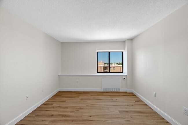 Building Photo - 300 Lynn Shore Dr
