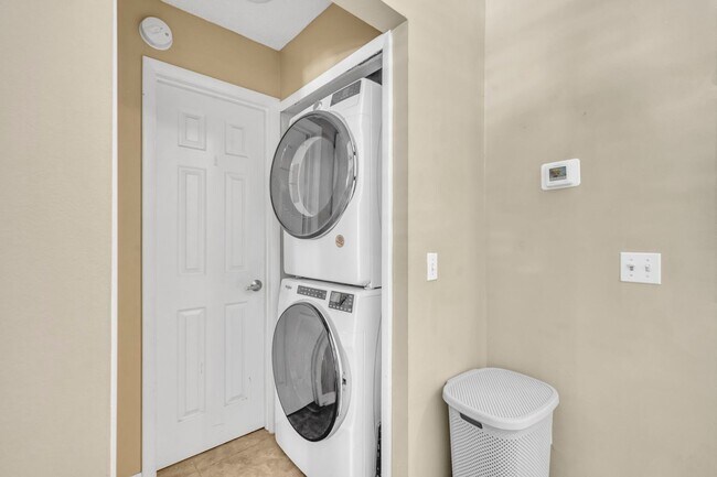 Building Photo - Oviedo Condo One-bedroom Available UTILITIES included.