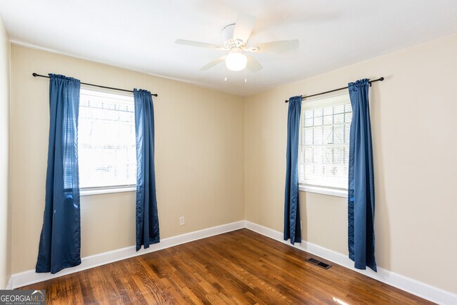 Building Photo - 491 Oak Dr SE