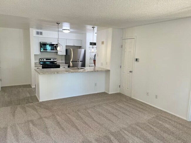 Building Photo - Available Now! Remodeled 1-Bedroom Garden Apartment.