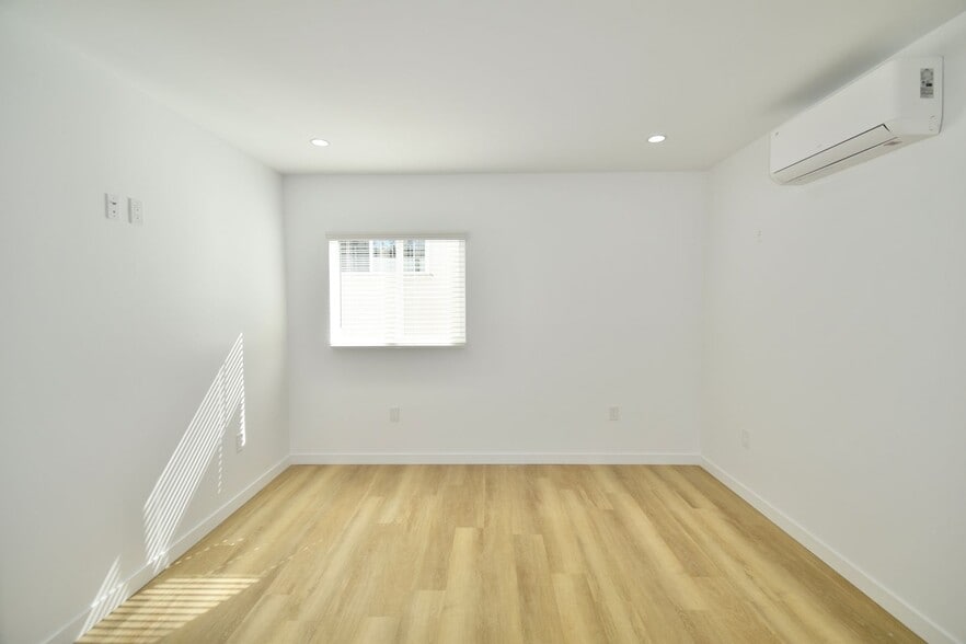 Building Photo - 11645 Moorpark St