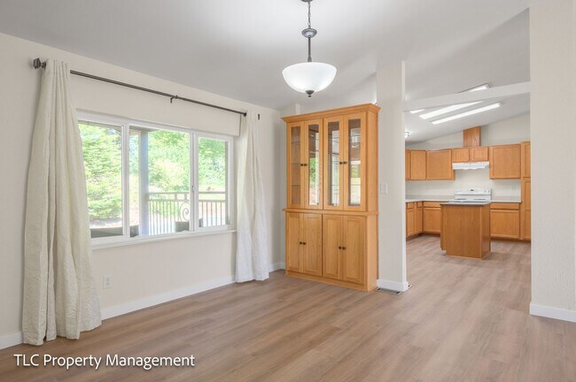 Building Photo - 3bd/2bath Home with a view!!