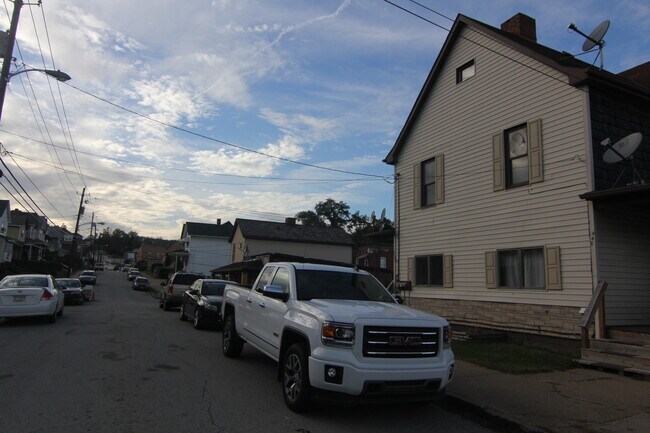 Building Photo - 448 5th St