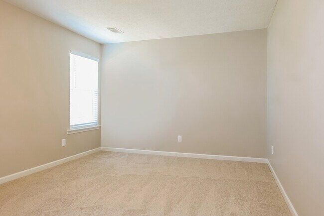 Building Photo - Spacious 4-Bedroom Hendersonville Home