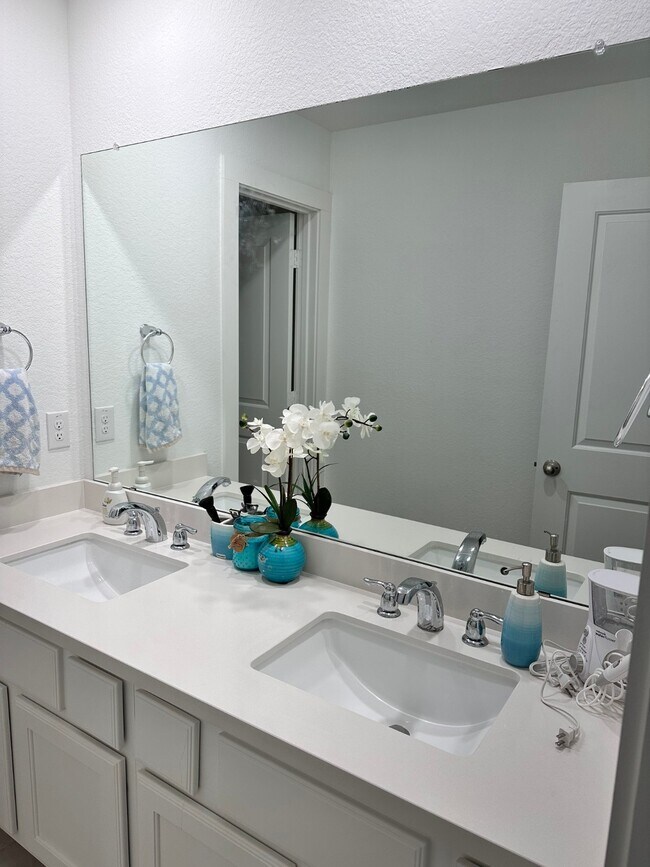 Building Photo - 13110 Blue Flora Dr