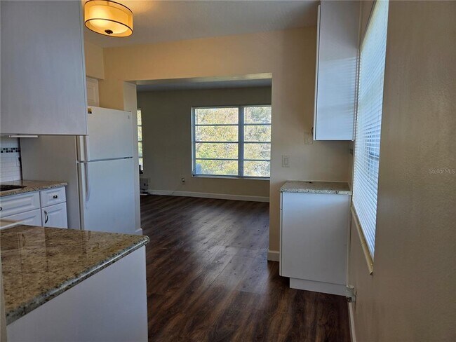 Building Photo - 2448 Columbia Dr