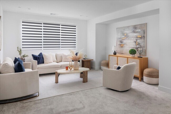 Building Photo - Model-Perfect 5 Bedroom Home in Valencia!