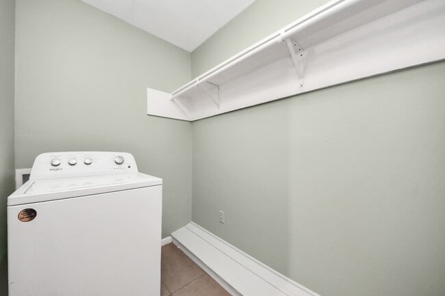 Building Photo - 44 W Tri Oaks Ln