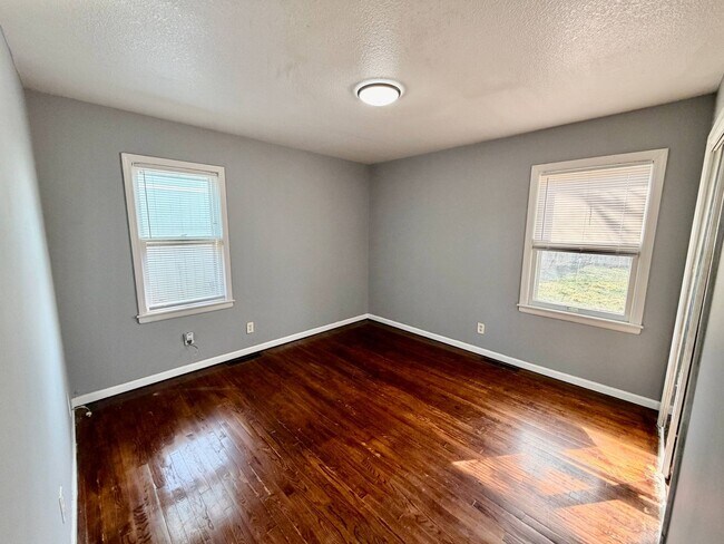 Building Photo - 6002 Farley Ave