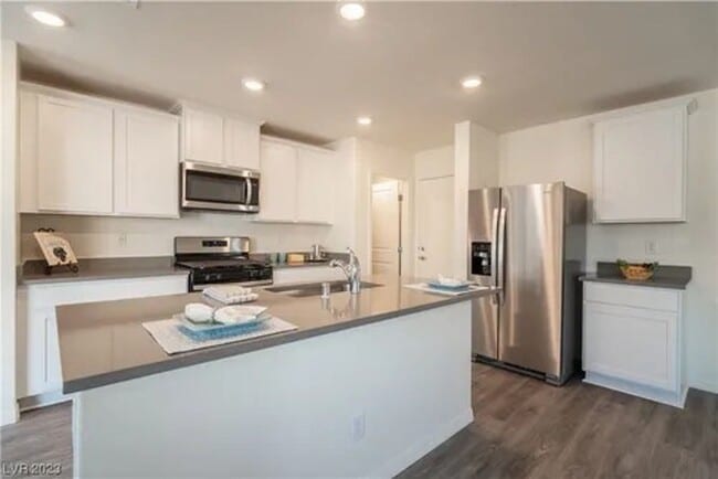 Building Photo - Bright, Modern 3 Bd, 3 bth, Home with Chef...