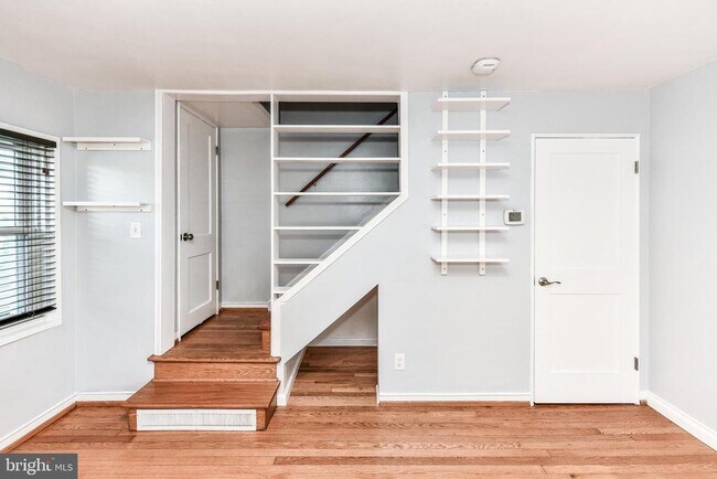 Building Photo - 1028 S Edison St