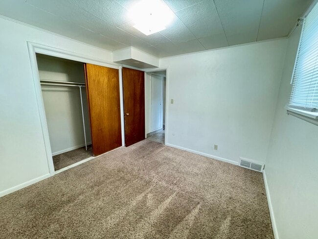 Building Photo - 1 BEDROOM, 1 BATHROOM, GARDEN LEVEL APARTM...