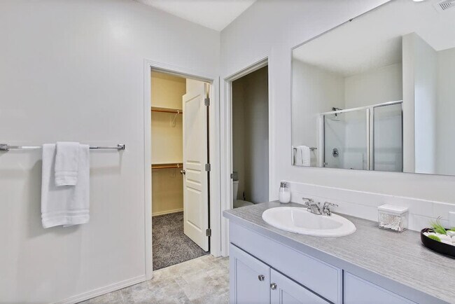Building Photo - 2213 E Elm Grove Dr