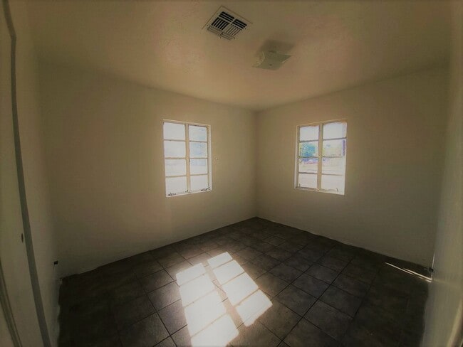 Building Photo - NICE AND AFFORDABLE 2 BEDROOM 1 BATH DUPLEX IN PHOENIX