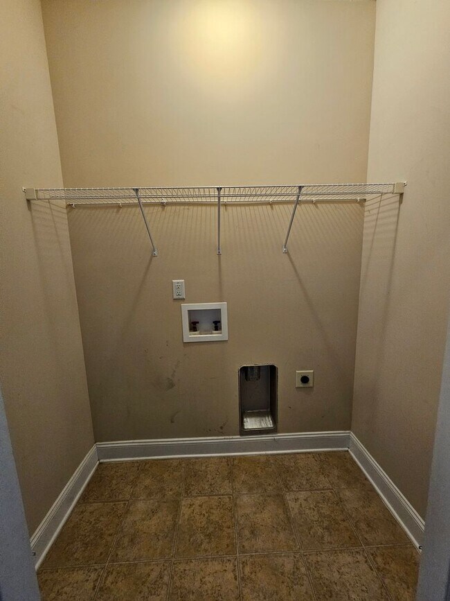 Building Photo - Fenced in 3 Bedroom Home in Southwest Commons