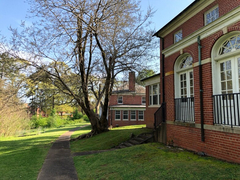 Building Photo - 500a N Thomas Rd