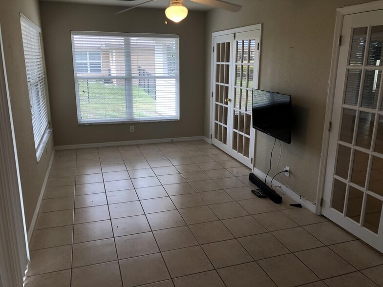 Building Photo - 3 bedroom 2 bathroom single family home