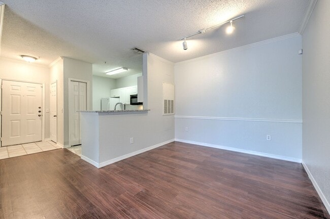 Building Photo - Very nicely upgraded  2bed/2bath 2nd floor...