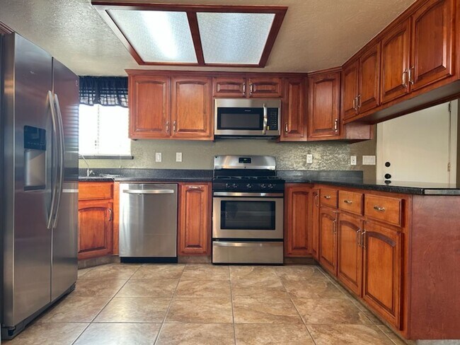 Building Photo - PLEASE CONTACT VAUGHN REALTY TO SET UP AN APPOINTMENT, 760-446-6561