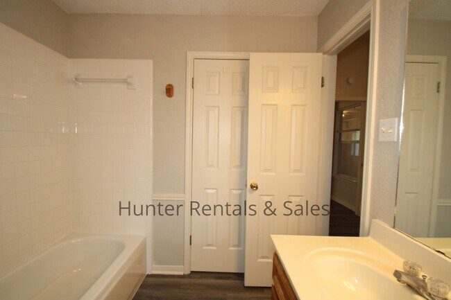 Building Photo - 4001 Tallwood Dr
