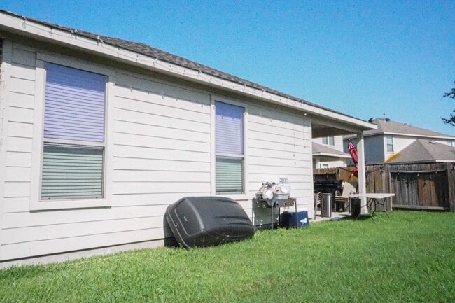 Building Photo - 1414 S Maple Dr