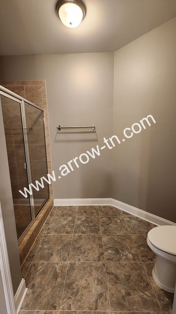 Building Photo - Fantastic End Unit Townhome in Franklin!