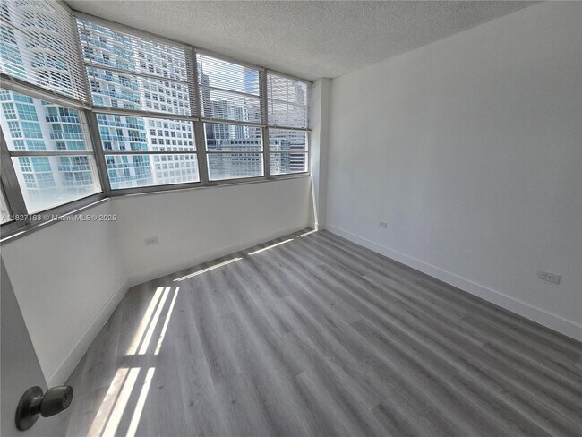 Building Photo - 999 Brickell Bay Dr