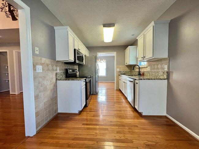 Building Photo - 3 Bed, 2.5 Bath Home w/ 2 Car Garage and Bonus Room