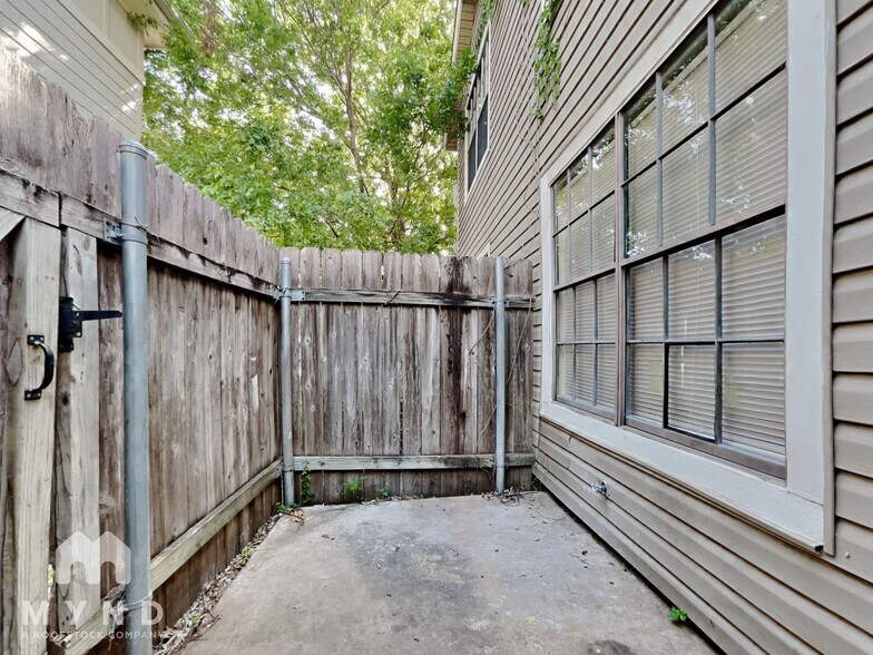 Building Photo - 2214 Creekside Ln