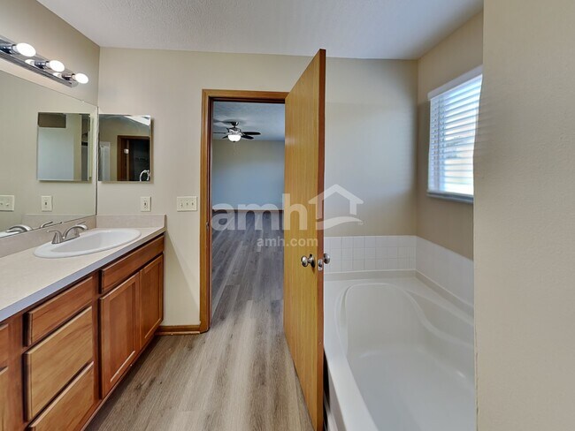 Building Photo - 180 Shaleridge Dr