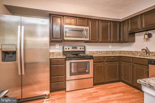 Building Photo - 27 Cross Country Ct