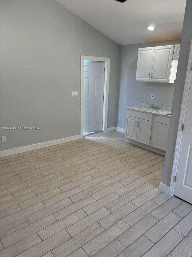 Building Photo - 1870 Lakeview Dr
