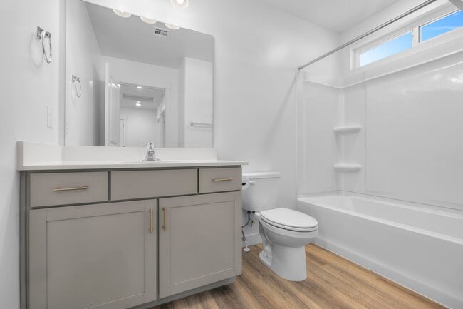 Building Photo - Comfortable and Spacious 4-Bedroom Townhom...