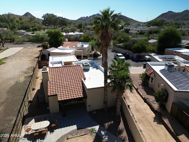 Building Photo - 848 E Roberts Rd