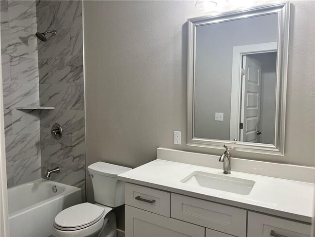 Building Photo - 600 Fir Ln