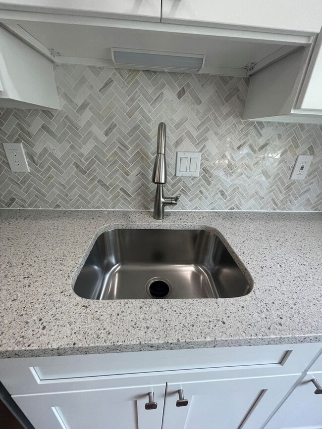 Building Photo - BEAUTIFLLY UPDATED TOWNHOME