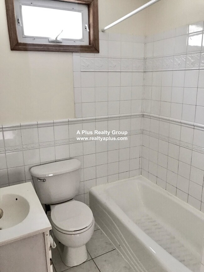 Building Photo - 336 Centre St