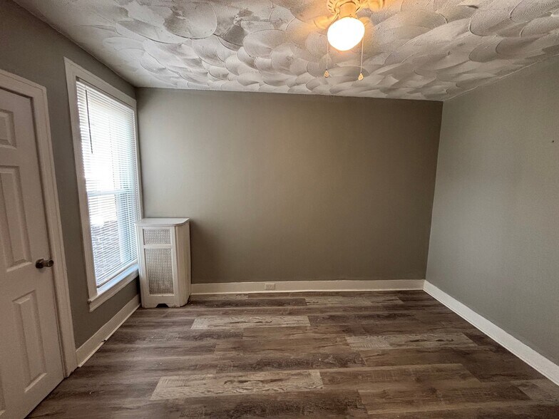 Building Photo - 302 E Albanus St
