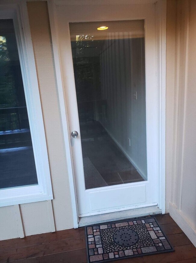 Building Photo - Move in Ready 1 Bed/1Bath in Clearwood with detached 2 car garage!