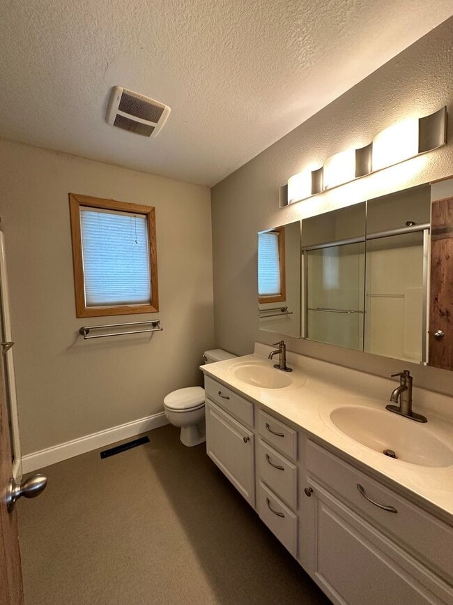 Building Photo - Lovely 3 Bedroom 2 Bath home in great location