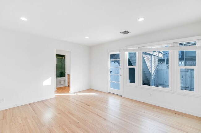 Building Photo - 12334 Moorpark St