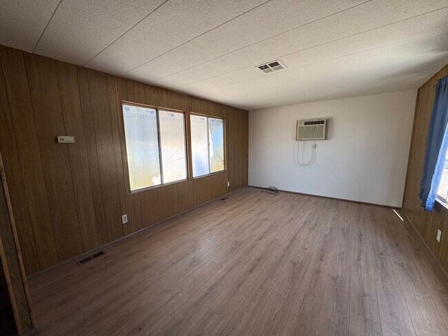 Building Photo - 384 Moser Ave