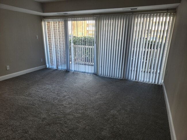 Building Photo - Spacious One Bedroom Apartment Home Availa...