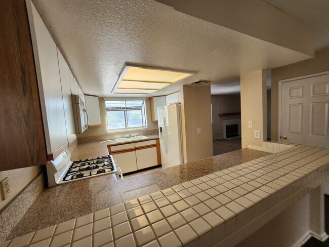 Building Photo - Lovely 2 Bed 2 Bath Downstairs Condo in Gr...