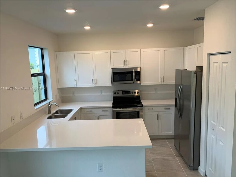 Building Photo - 303 NE 208th Ter
